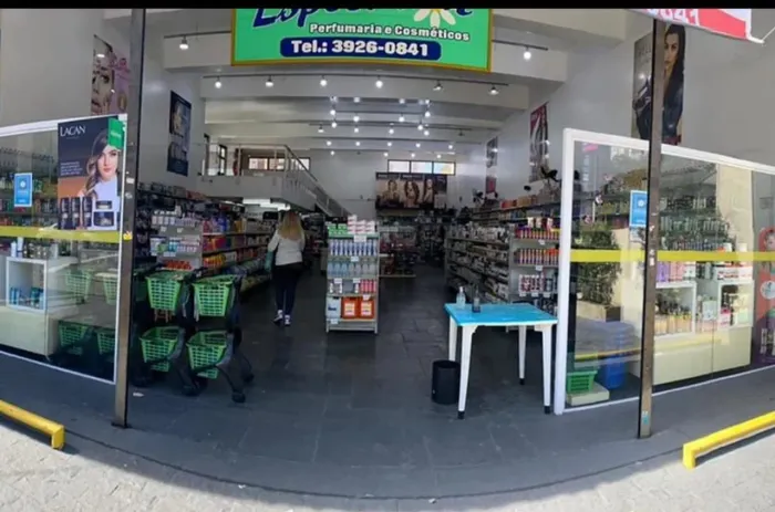 Perfumaria, cosméticos, acessórios e bijuterias