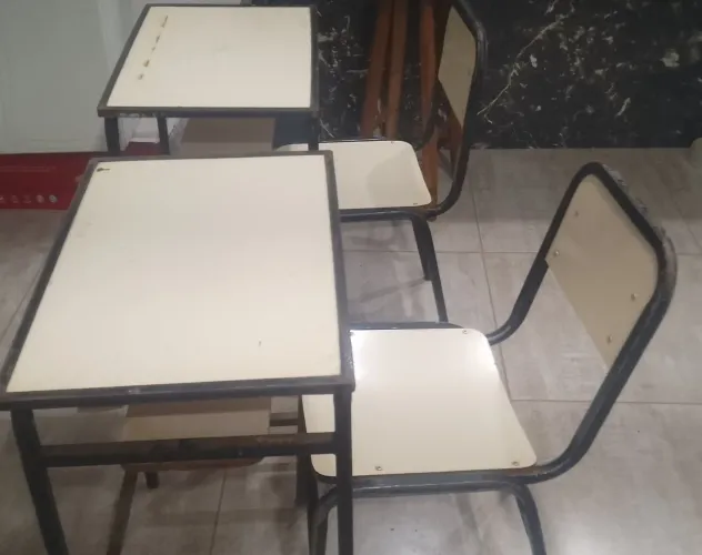 Cadeira e carteira escolar 30,00 a unidade.