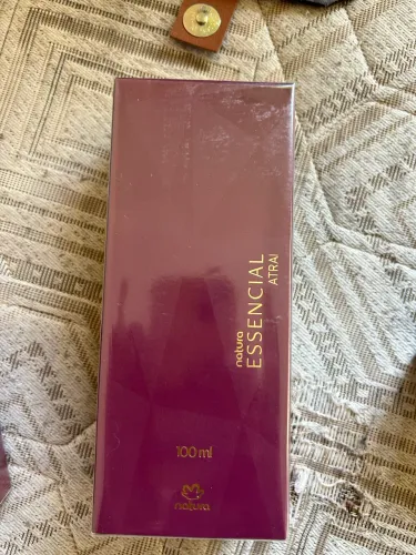 Perfume essencial atrai