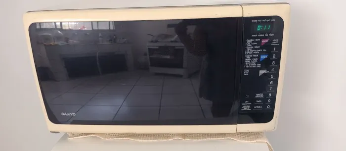Micro-ondas Sanyo 31L (Modelo EM-800T) - Para Conserto ou Peças