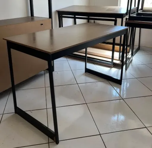 Mesa de Escritório Estilo Industrial - MDP e Estrutura Metálica
