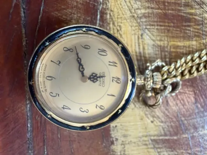 Relógio Seiko Quartz de pingente dourado e preto com corrente