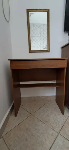 Escrivaninha com cadeira giratória 