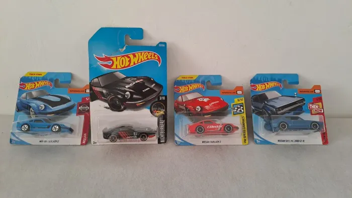 * MT 4 Nissan Hot Wheels Fairlady Z Azul + Vermelho + Preto + Skyline 2000 GT-R NOVOS