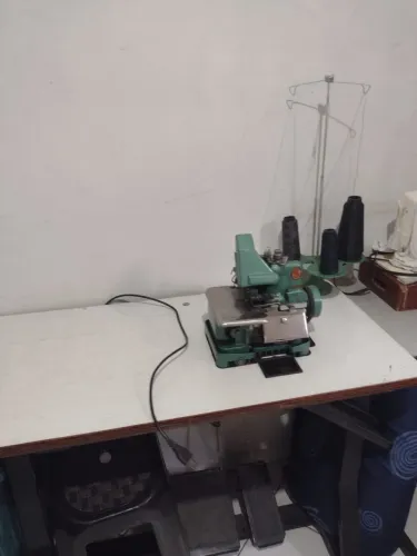 Maquina overlock completa com mesa e pedal