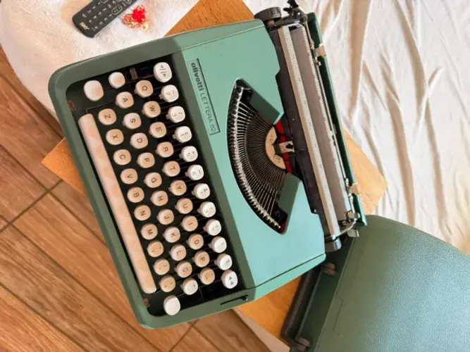 Máquina de escrever Olivetti LET TERA 80 nova demais