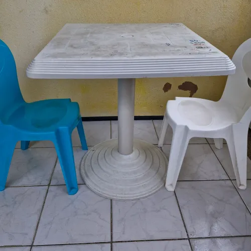 Mesa e cadeira 