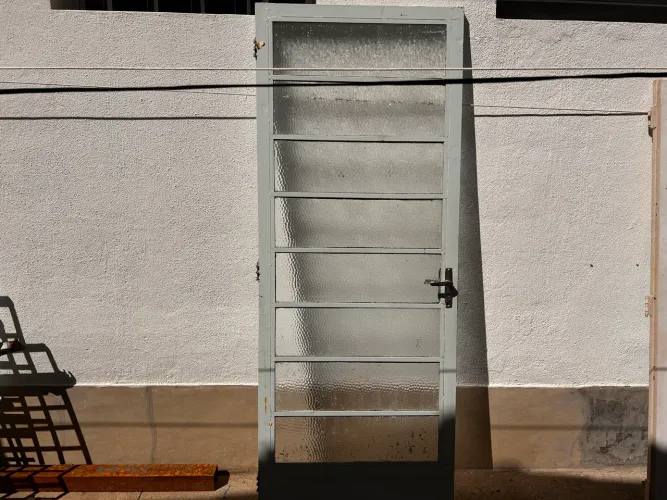 Porta de metal e vidro