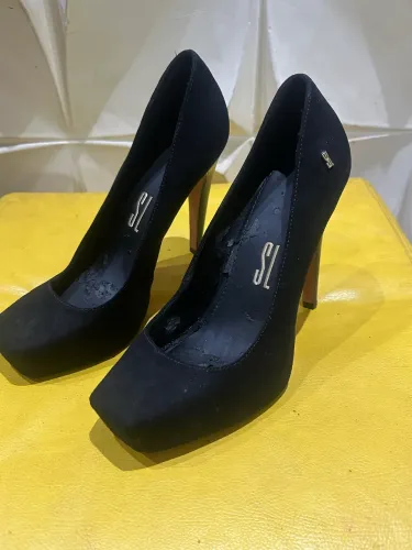 Sapatos de marca com pouco uso