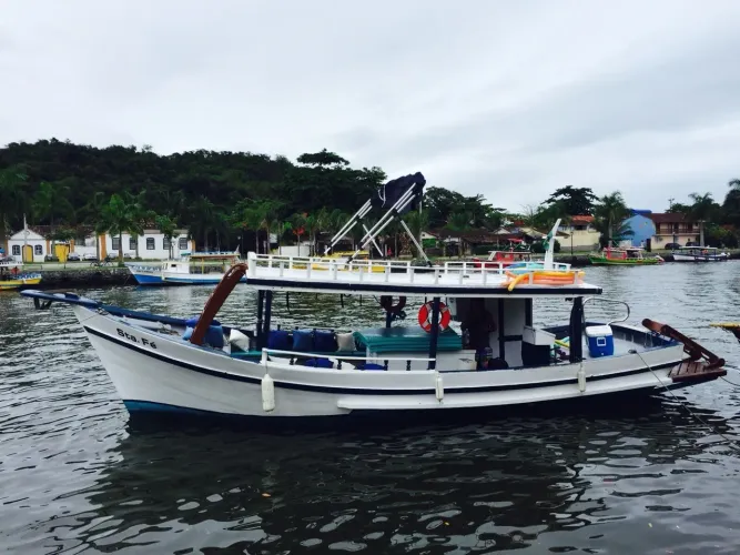 Barco de turismo em Paraty