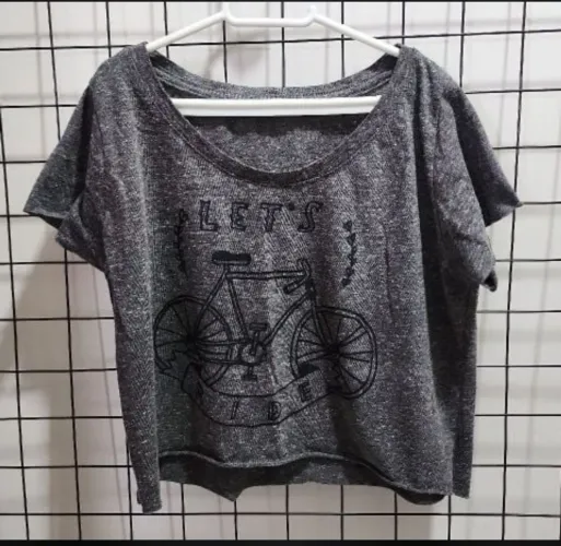 blusa cropped cinza bicicleta
