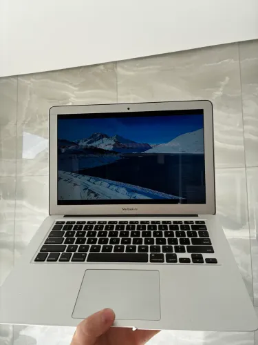MacBook Air 13" (2015) - i5 / 8GB