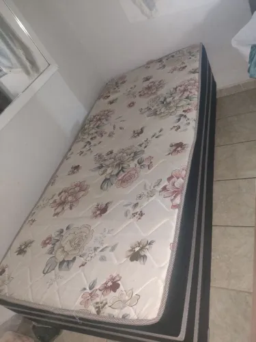 Vendo cama box de solteiro muito conservada 