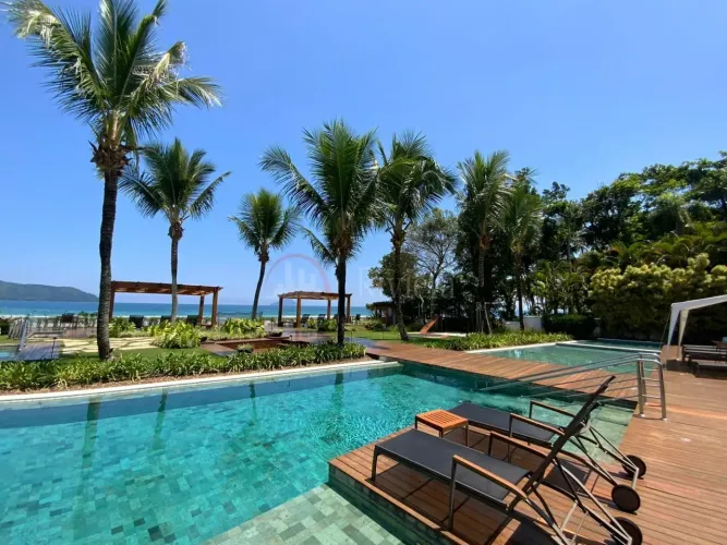 Casa à venda em condomínio frente ao mar na Praia de Juquehy