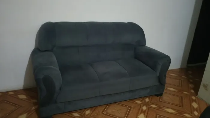 Vendo 1 sofá, veludo cinza , semi-novo por 500,00 reais.