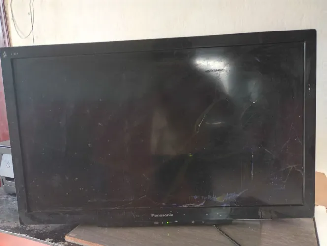 TV 32' Panasonic por R$30... Tela quebrada, mas ela tá ligando normal.