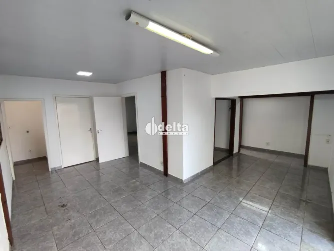 Casa comercial disponível para locação no bairro Nossa Senhora Aparecida