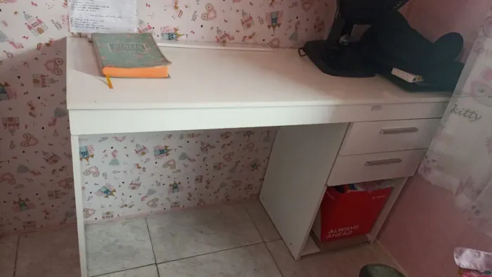 Escrivaninha com gavetas 