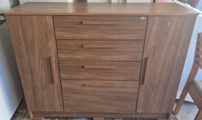 CÔMODA NOVA COM 4 GAVETAS SAPATEIRA E CABIDEIRO. MEDIDAS 1,30x1,05x0,40