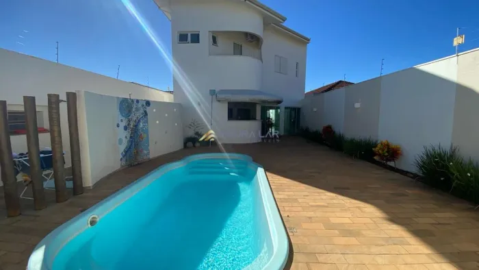 Sobrado de Alto Padrão no Centro com Piscina Aquecida e Móveis Planejados