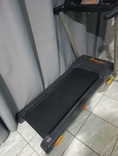 Esteira atlétic bem conservada pra 120 kls