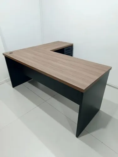 Mesa de escritório em L