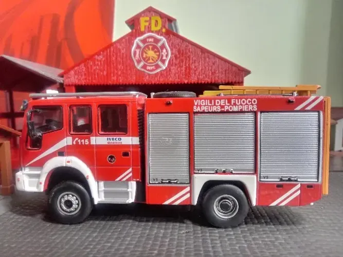 MINIATURA WORLD FIRE ENGINE SERIES 1999 ENGIN TUNNELISE IVECO IN - FAB. DEL PRADO - 1/64