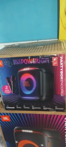 Vendo JBL partybox encore2 com 2 microfones de vitrine apenas 1.500 reais aceito cartão