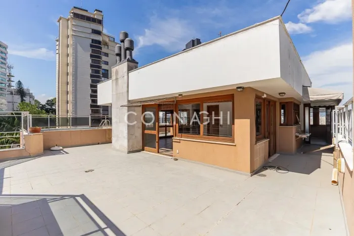Espaço externo com piscina e vista aberta