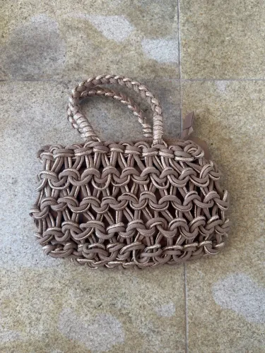 Bolsa de mão tramada bege/dourada (estilo festa)