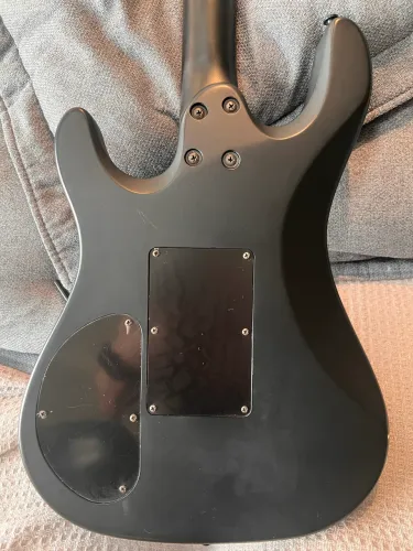Guitarra Cort EVL K4 preta fosca. 
