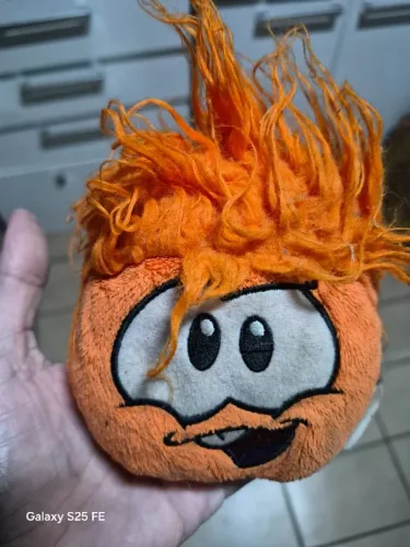 Pelúcia do Puffle Laranja, personagem do jogo online Club Penguin (licenciado pela Disney)