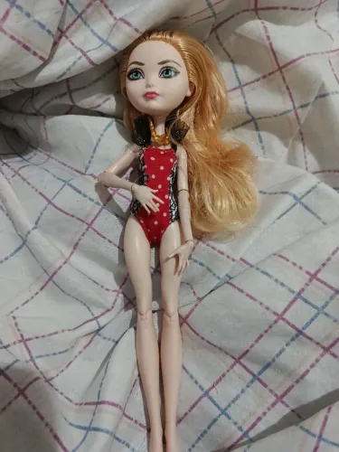 Ever after high Apple white Ver Praia