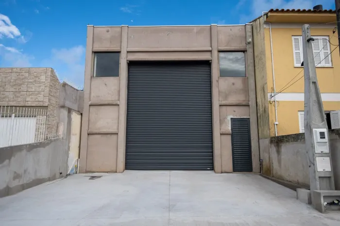 Pavilhão à venda e para locação no Fragata, com 190m², mezanino, 2 banheiros, portão alto