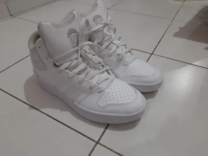 Tênis Adidas Hoops Mid Classic