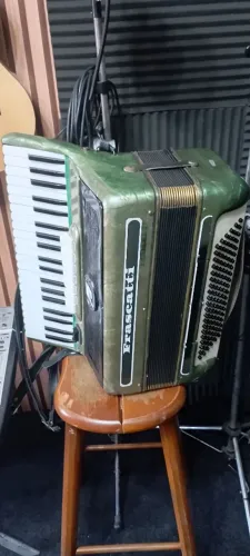 Vendo Acordeon Frascatti 120 Baixos