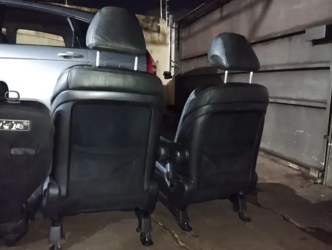 Vendo bancos de couro originais usados da CRV 2008 - necessitam de reforma