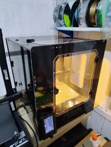 Impressora 3D Creality Ender 3 V2 com cabine fechada (enclosure).