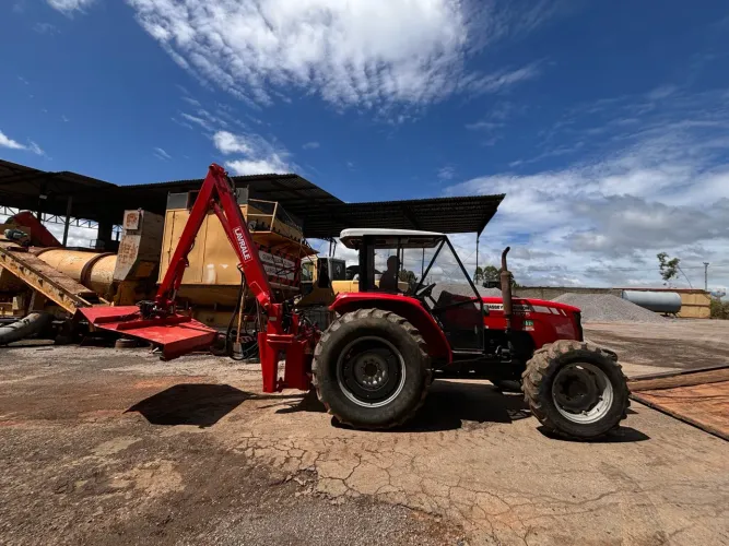 Trator Massey Ferguson 4275 com roçadeira articulada