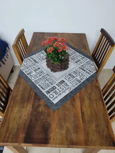Conjunto de Mesa de Jantar madeira maciça com 04 cadeiras impecável