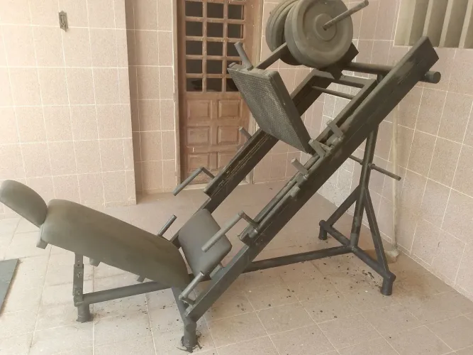 Aparelho de academia leg press 45 graus