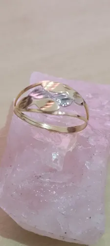 Vende-se um lindo anel aro 14 em ouro 18 k com detalhe em ouro branco