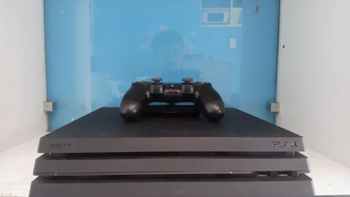 PS4 pro com dois jogos e 1 controle HD de 1TB