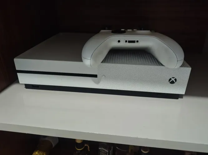 Xbox one S excelente estado com jogos mídia física e digital em estado de novo
