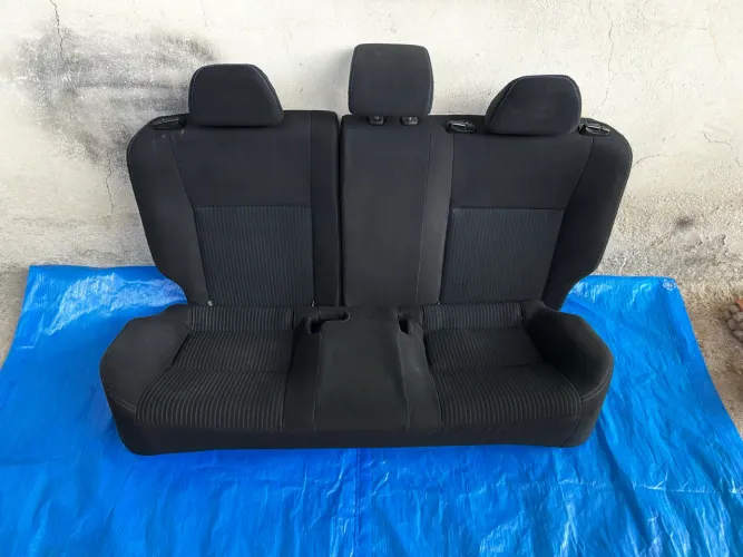 Banco traseiro do Toyota Yaris sedã