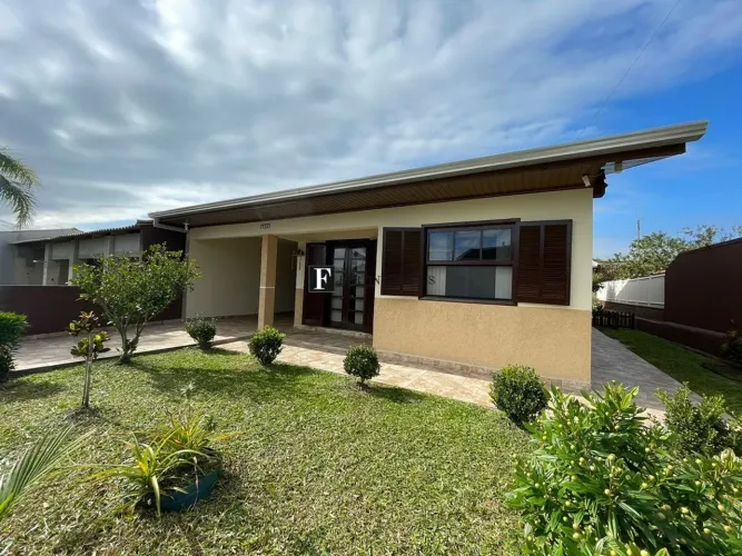Casa com amplo terreno a venda perto do Mar