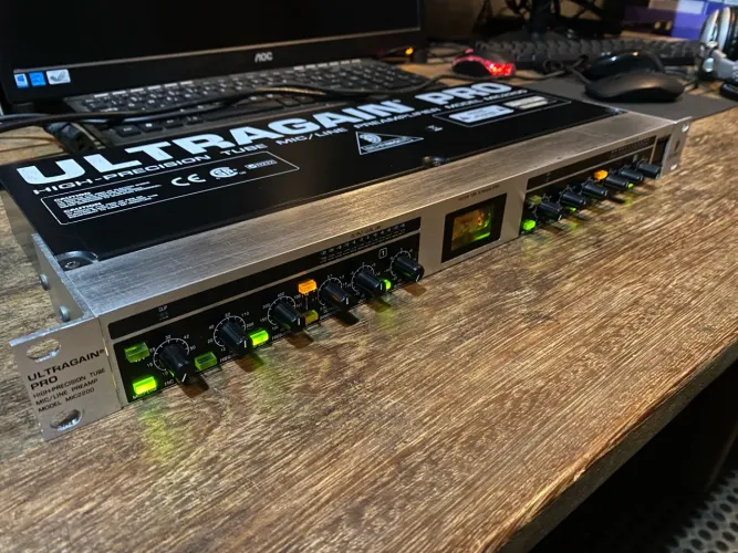 Pré Amplificador valvulado microfone Behringer Ultragain PRO MIC2200