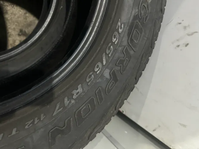 Pneu Pirelli 265/65/17 - meia vida