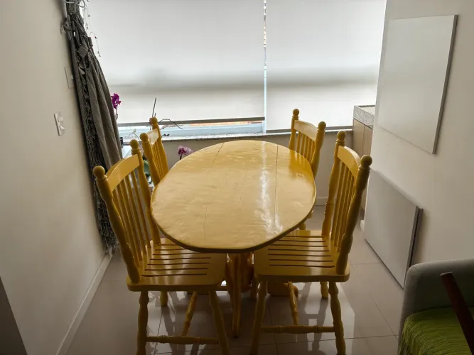 Mesa com quatro cadeiras