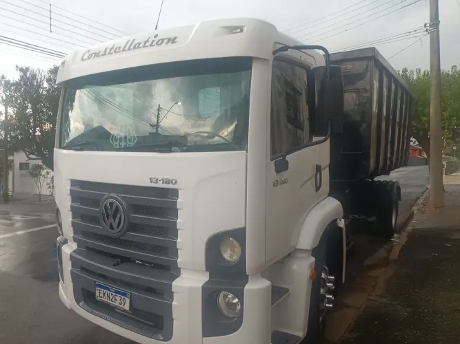 VW 13180 equipado com rolom e caçamba 